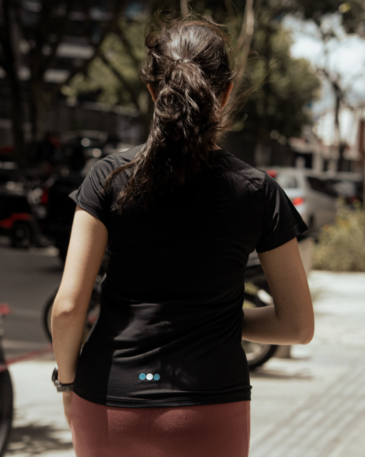 Playera Ventura Mujer Negro en uso