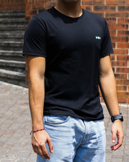 Playera Ventura Hombre Negro en uso