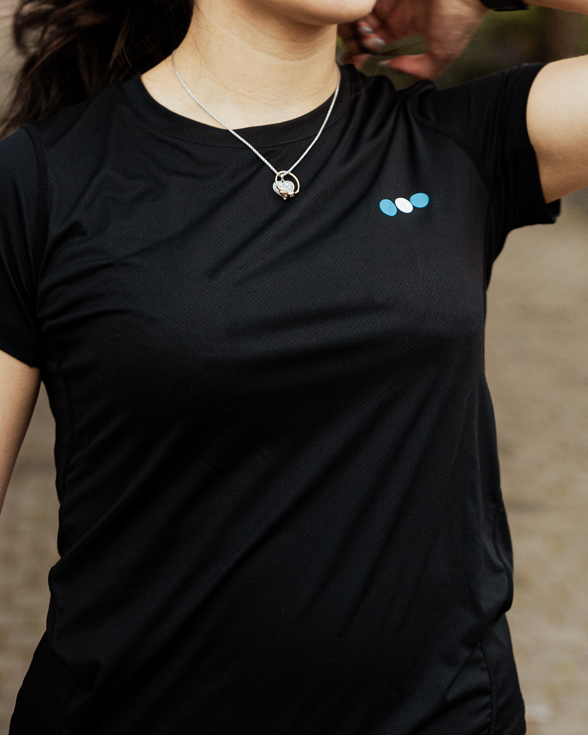 Playera Ventura Mujer Negro en uso