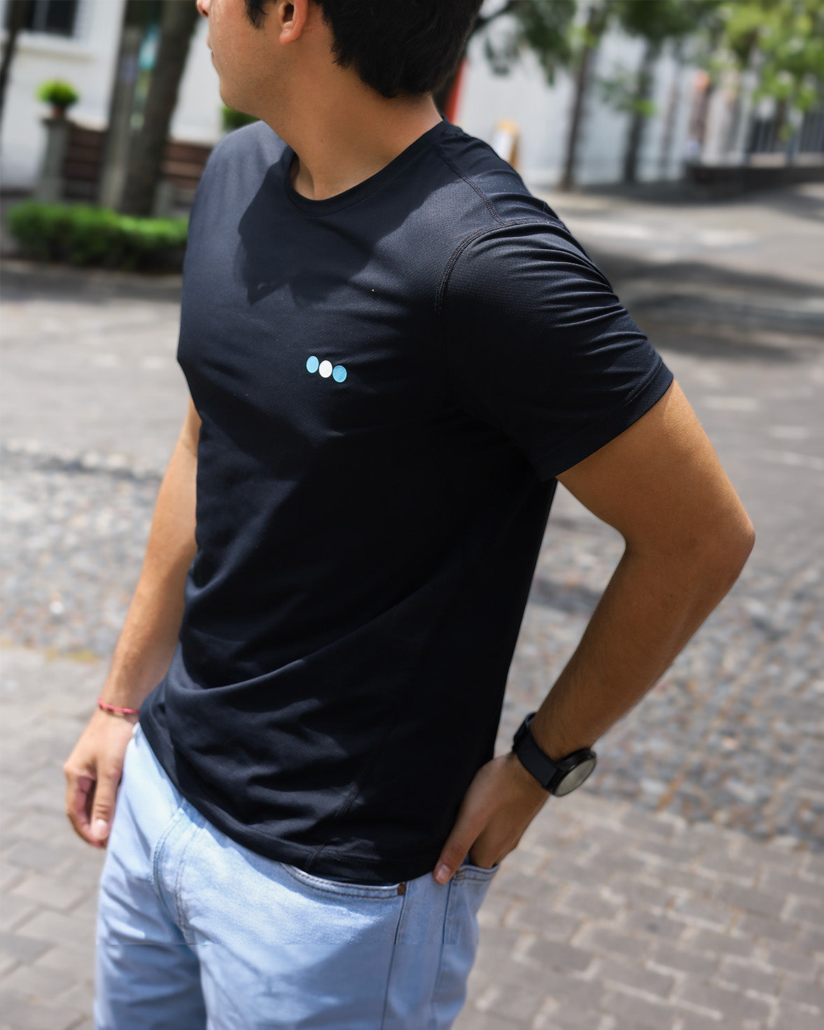 Playera Ventura Hombre Negro en uso