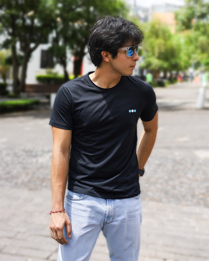 Playera Ventura Hombre Negro en uso