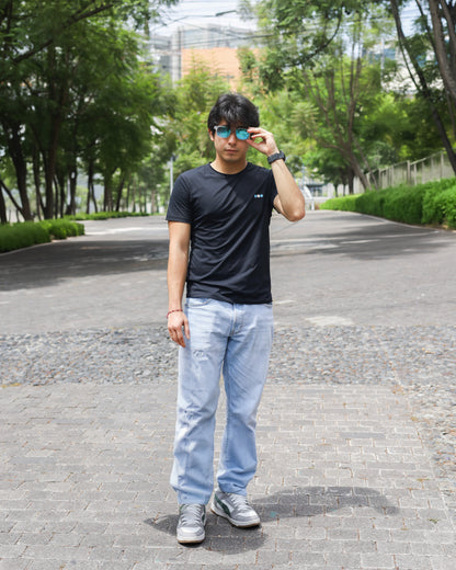 Playera Ventura Hombre Negro en uso