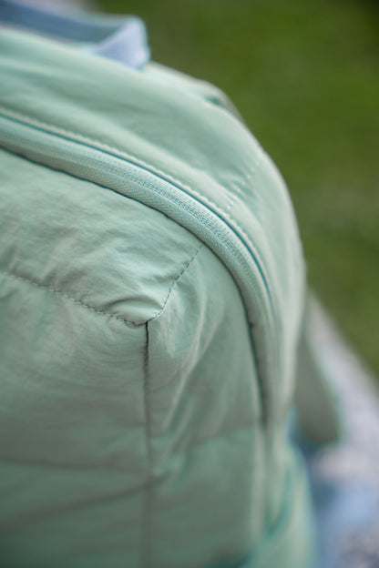 Mochila U8 Puff Verde Menta en uso