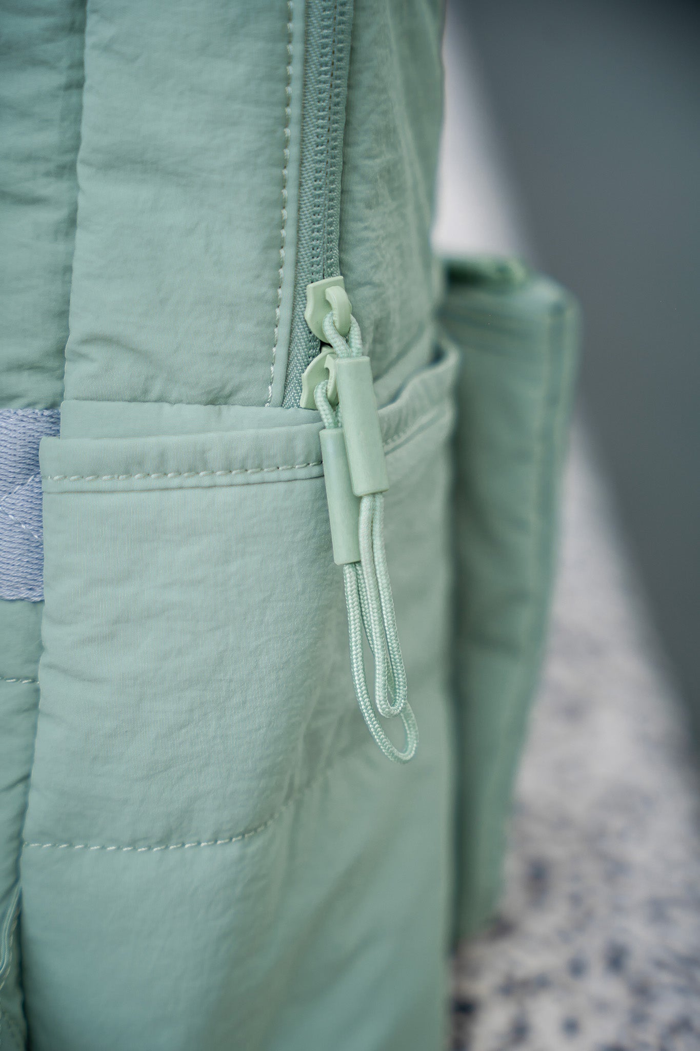 Mochila U8 Puff Verde Menta en uso