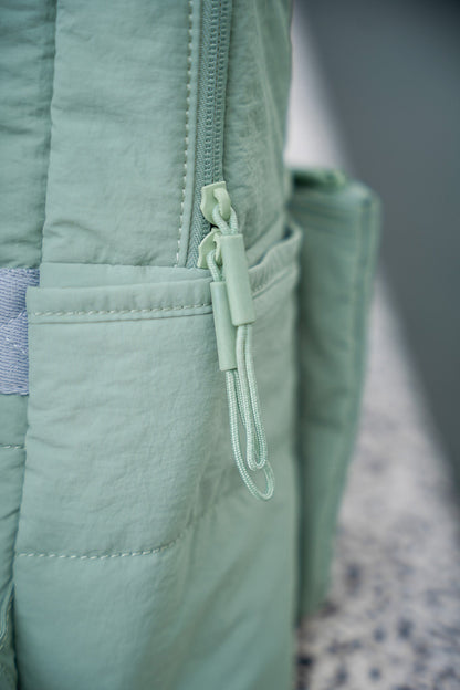Mochila U8 Puff Verde Menta en uso