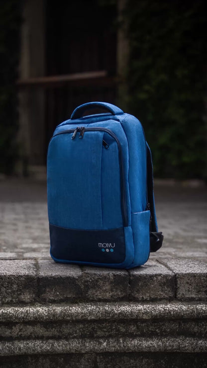 Mochila U2 Azul Celeste en uso