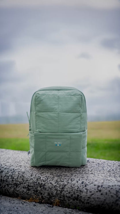 Mochila U8 Puff Verde Menta en uso