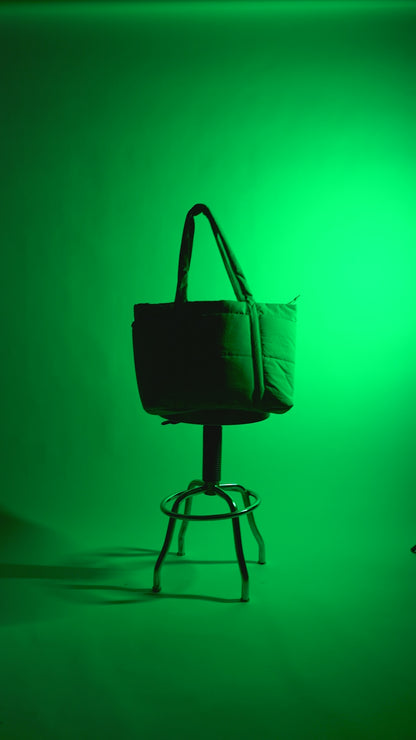 Tote Puff Lavanda y Tote Puff Verde Menta en uso